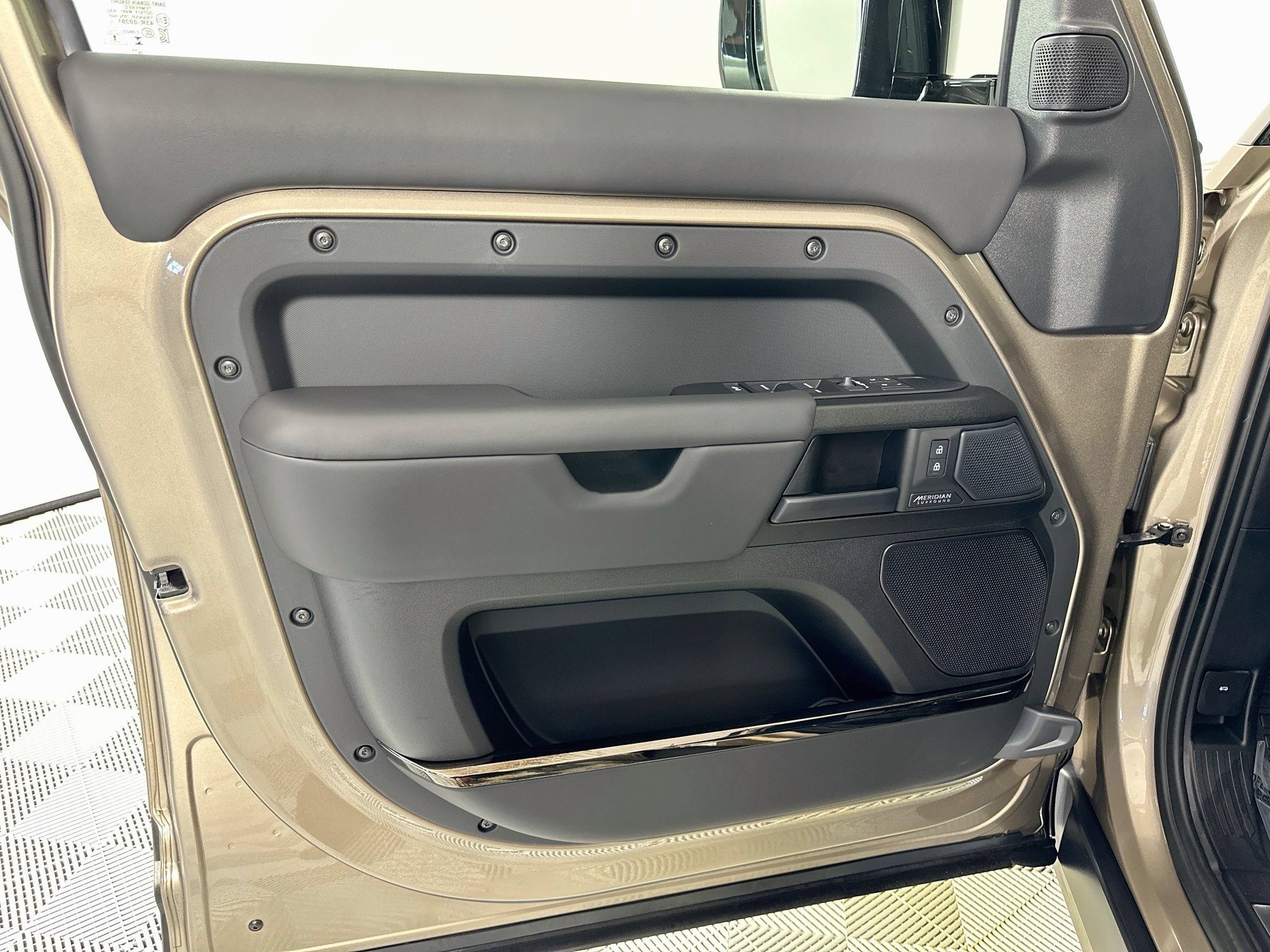 Certified 2025 Land Rover Defender 110 AWD/4WD image 15