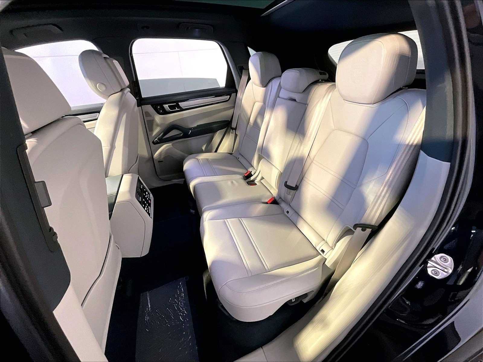 Certified 2023 Porsche Cayenne AWD/4WD image 24