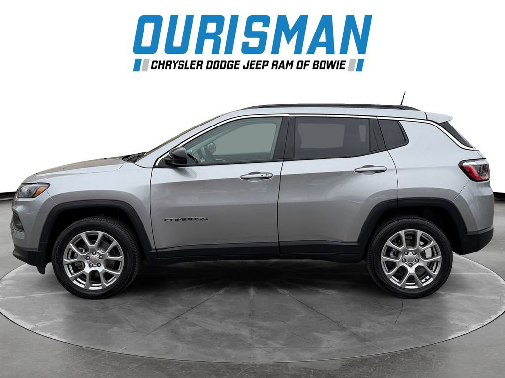 Used 2022 Jeep Compass Latitude image 3