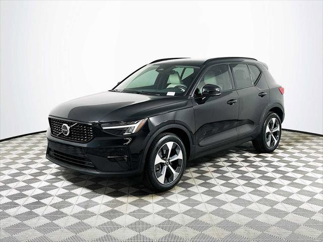 Used 2023 Volvo XC40 B5 Plus w/ Driver Assist Package AWD/4WD image 3