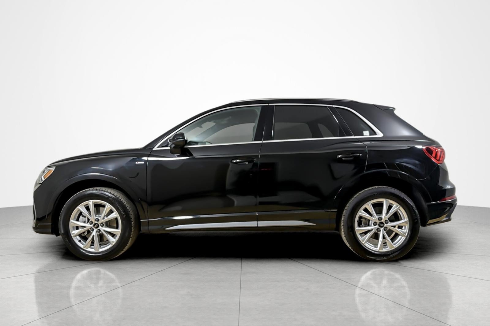 Used 2023 Audi Q3 2.0T Premium w/ Convenience Package AWD/4WD image 2