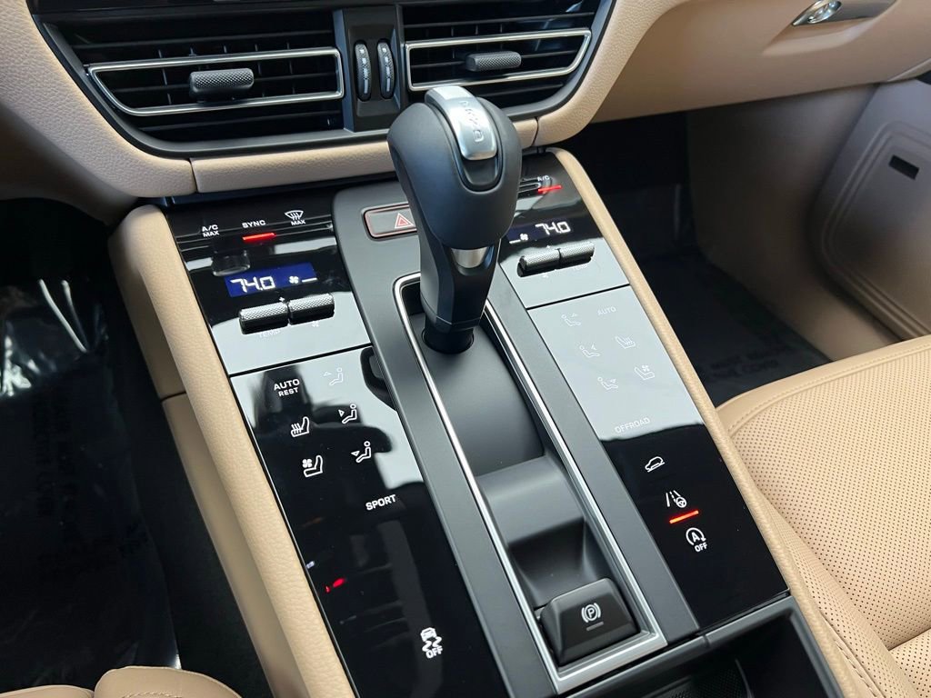 Used 2026 Porsche Macan AWD/4WD image 11