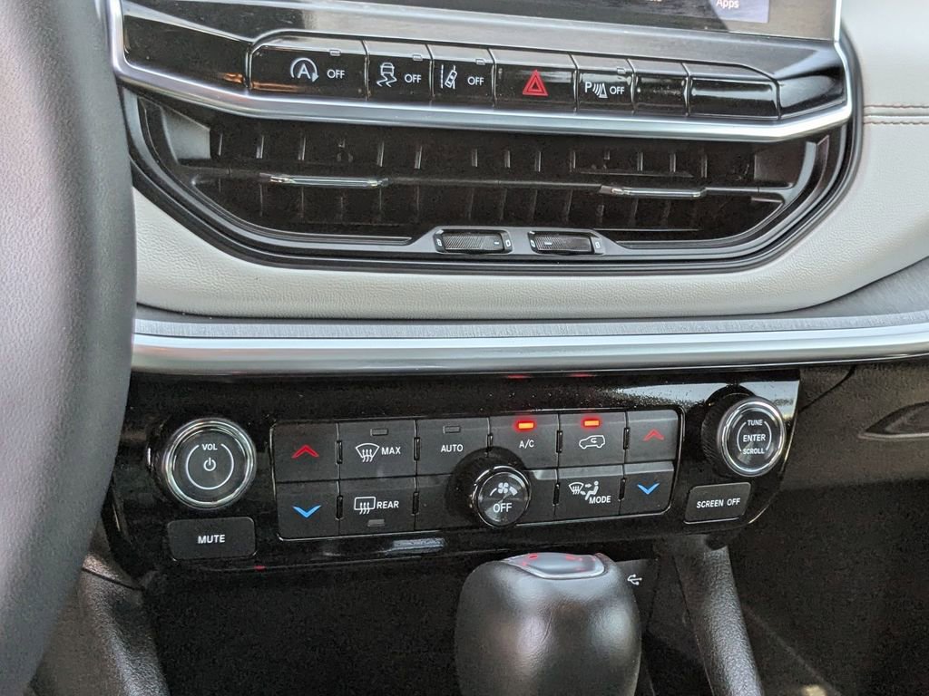 Used 2025 Jeep Compass Limited image 22