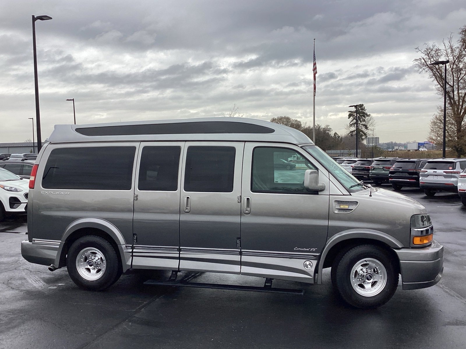 Used 2018 Chevrolet Express 2500 w/ Enhanced Convenience Package image 4