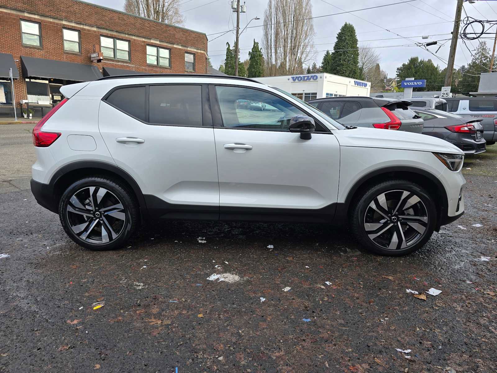 Certified 2024 Volvo XC40 B5 Ultimate w/ Climate Package image 3