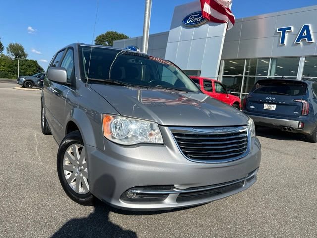 Used 2015 Chrysler Town & Country Touring FWD image 5