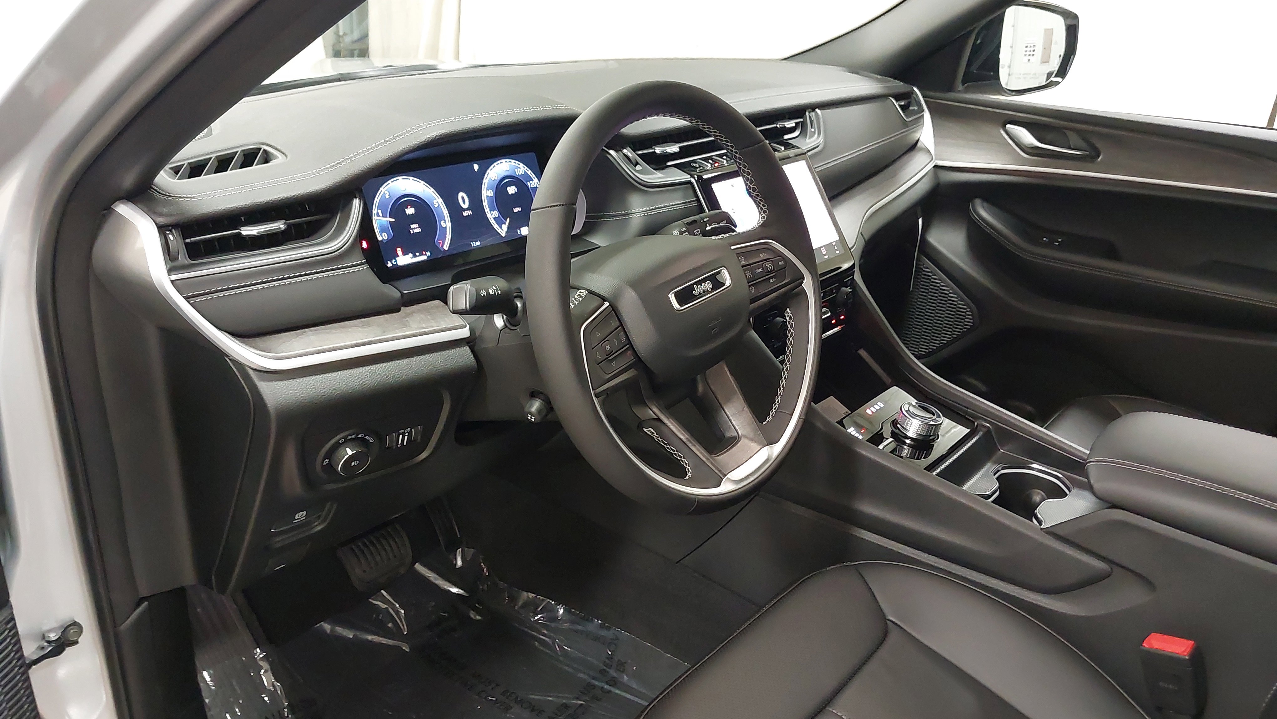 New 2025 Jeep Grand Cherokee L Limited w/ Luxury Tech Group II image 17