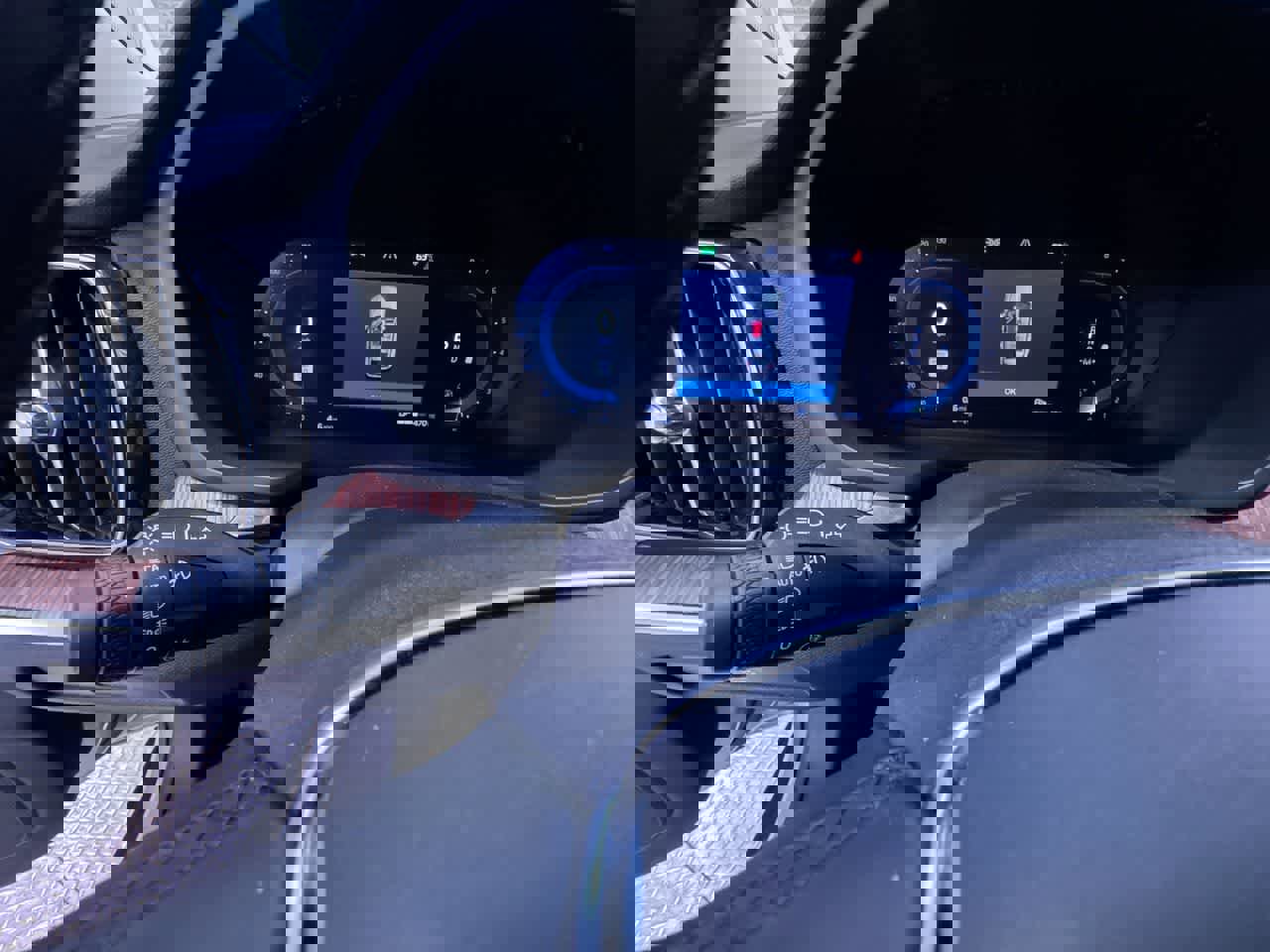 Used 2025 Volvo V60 B5 Cross Country Plus image 18