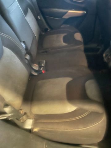 Used 2018 Jeep Cherokee Latitude w/ Altitude Package image 16