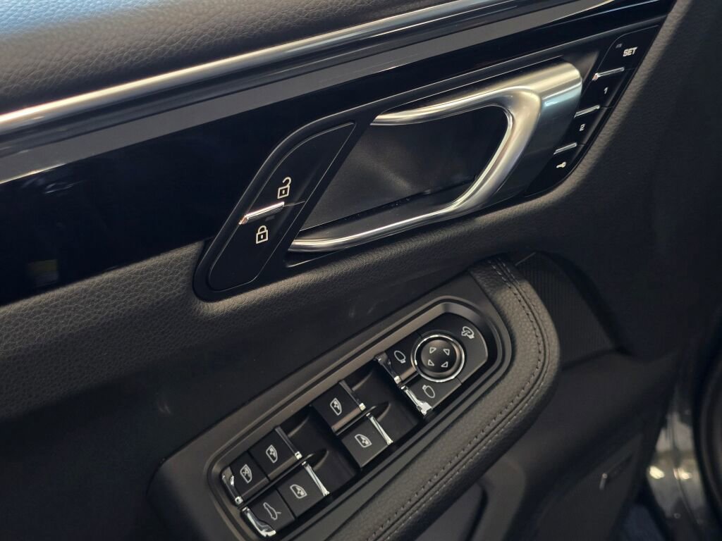 Certified 2025 Porsche Macan image 34