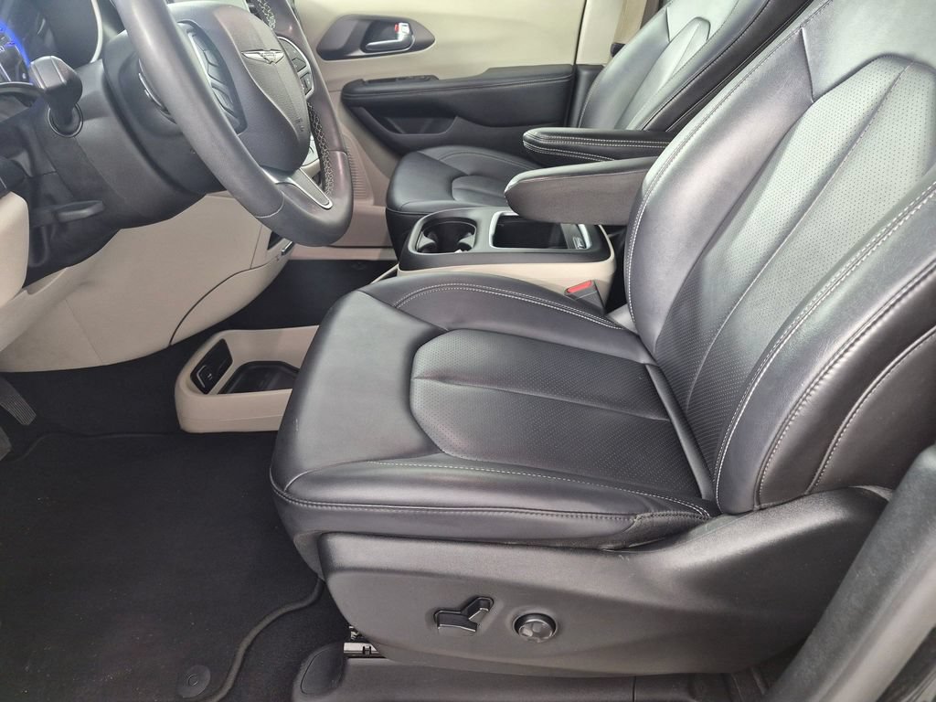 Used 2024 Chrysler Pacifica Touring-L FWD image 13