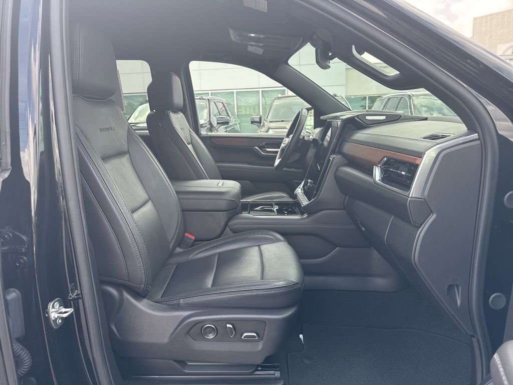 Used 2025 GMC Yukon XL Denali AWD/4WD image 15