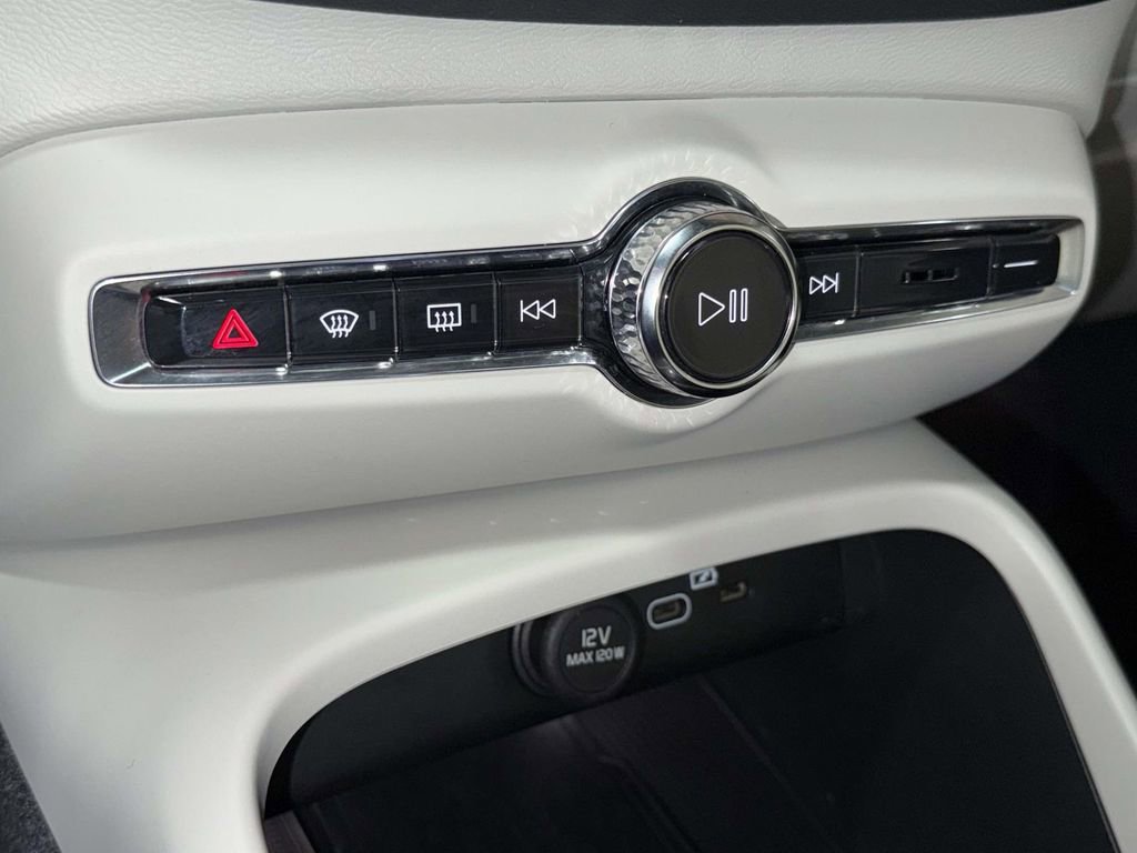 Certified 2024 Volvo XC40 B5 Ultimate w/ Protection Package Premier AWD/4WD image 24