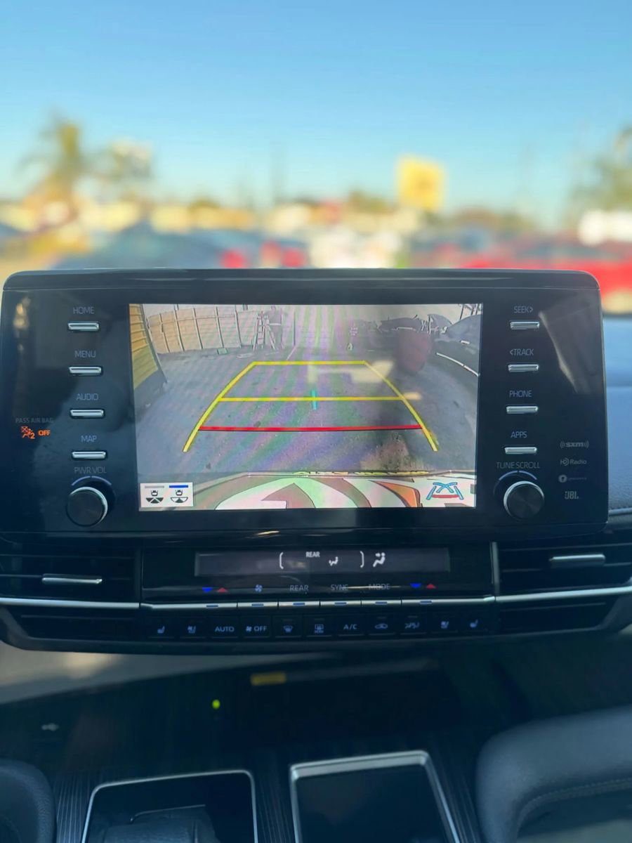 Used 2023 Toyota Sienna Limited image 16