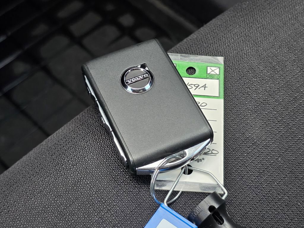 Used 2020 Volvo XC40 T5 Momentum image 36