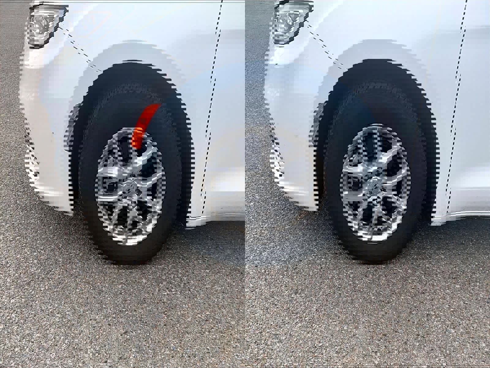 Used 2023 Chrysler Pacifica Touring-L image 4