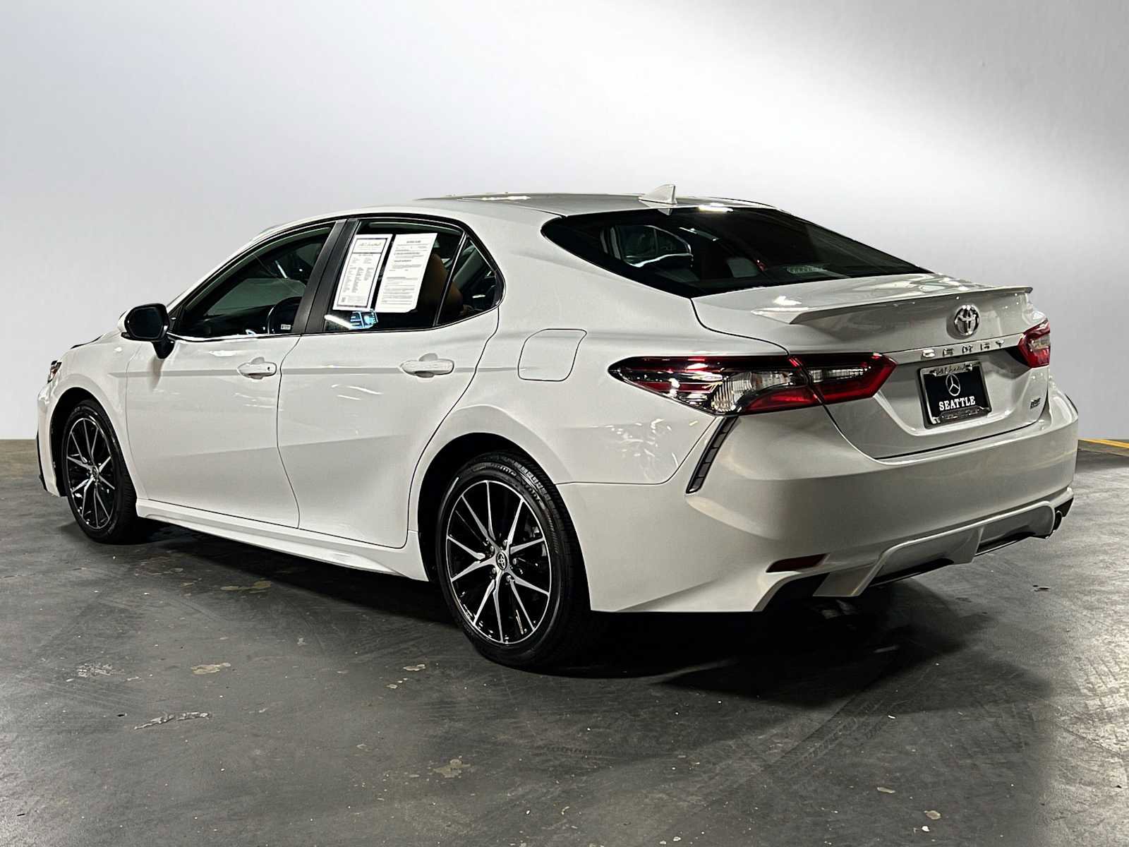 Used 2023 Toyota Camry SE w/ Cold Weather Package image 5
