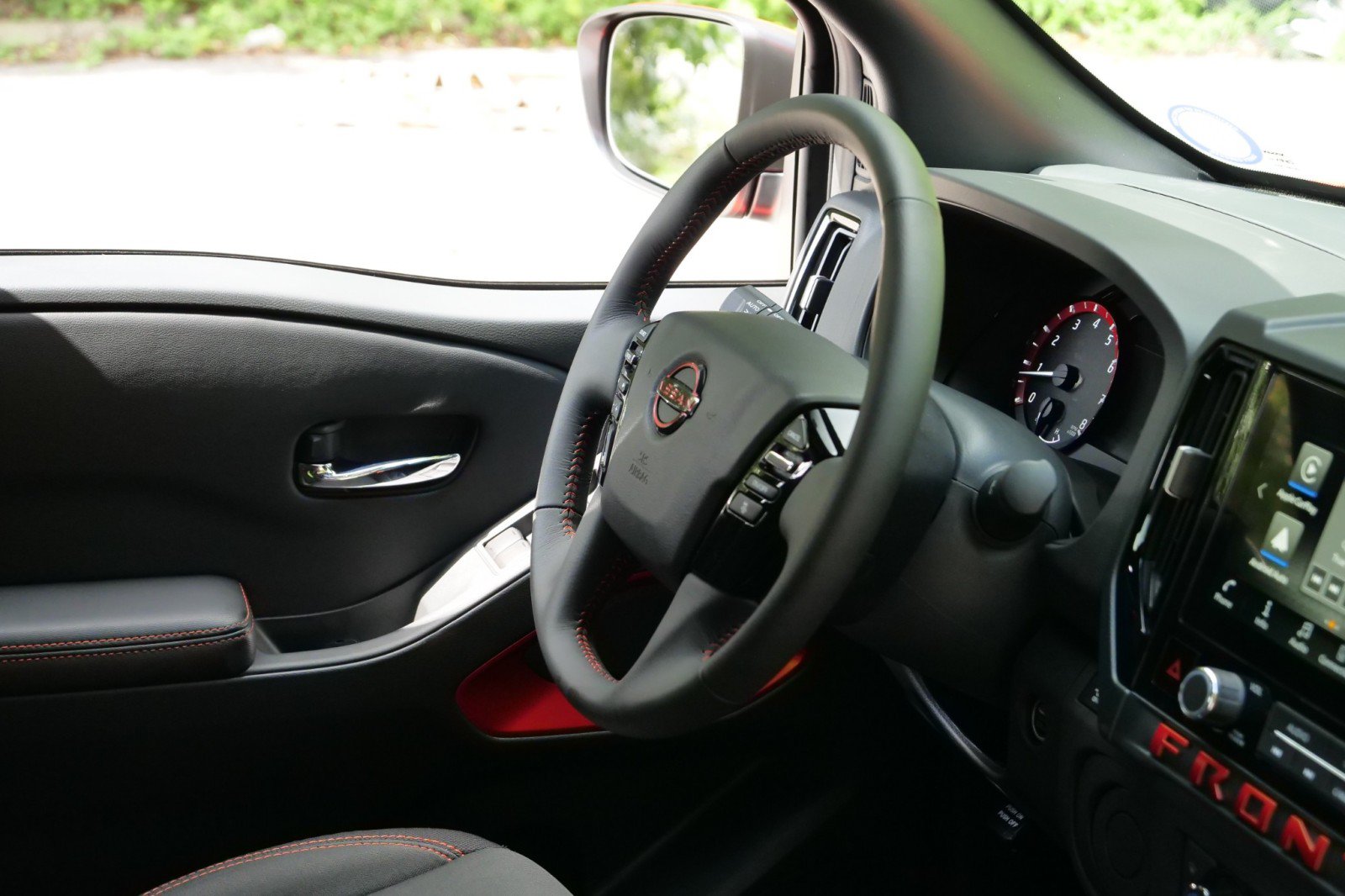 Used 2025 Nissan Frontier Pro-X RWD image 38