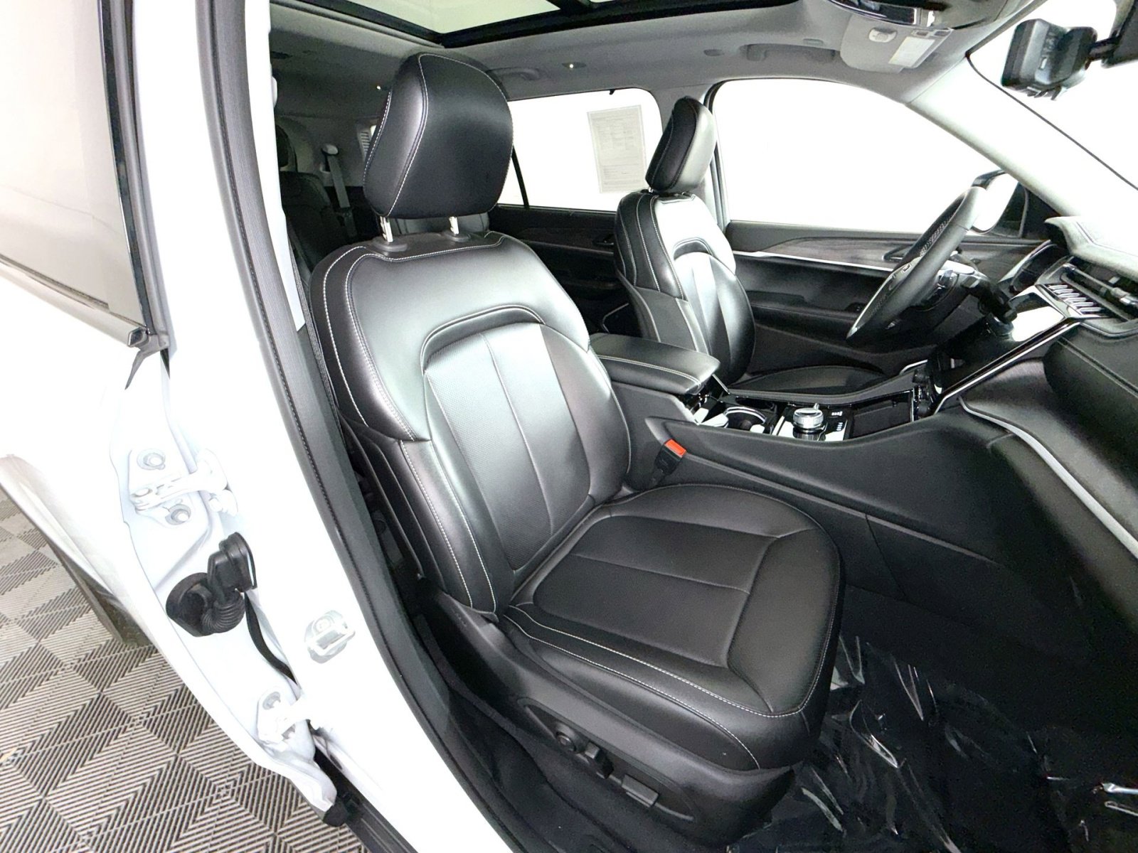 Used 2023 Jeep Grand Cherokee L Limited w/ Luxury Tech Group II AWD/4WD image 28