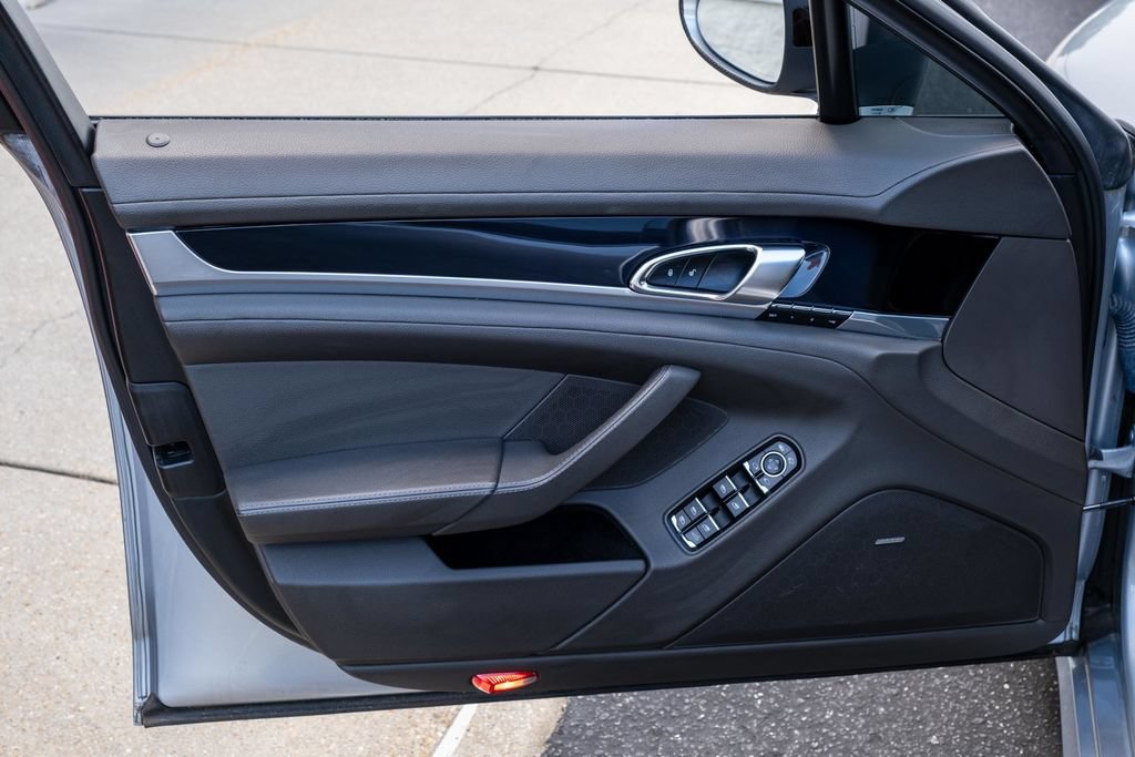 Used 2016 Porsche Panamera RWD image 12