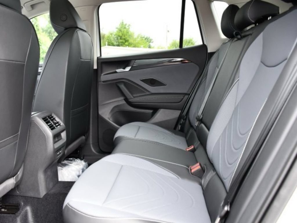 New 2025 Volkswagen Tiguan SE AWD/4WD image 16