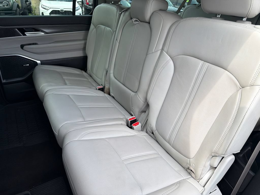 Used 2024 Jeep Wagoneer L Series II w/ Flexible Seating Group AWD/4WD image 16