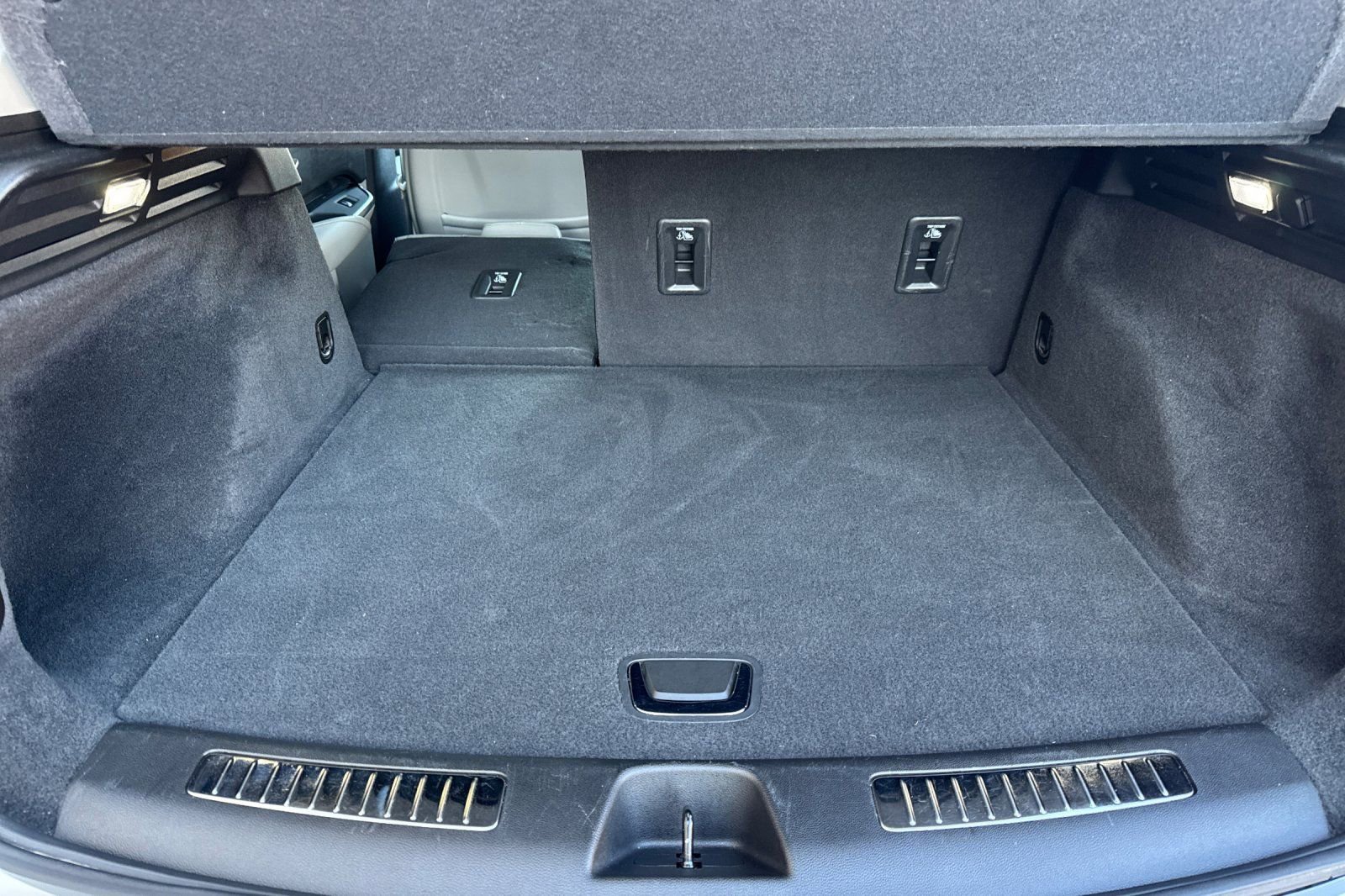 Used 2022 Cadillac XT4 Premium Luxury w/ Enhanced Visibility Package image 16