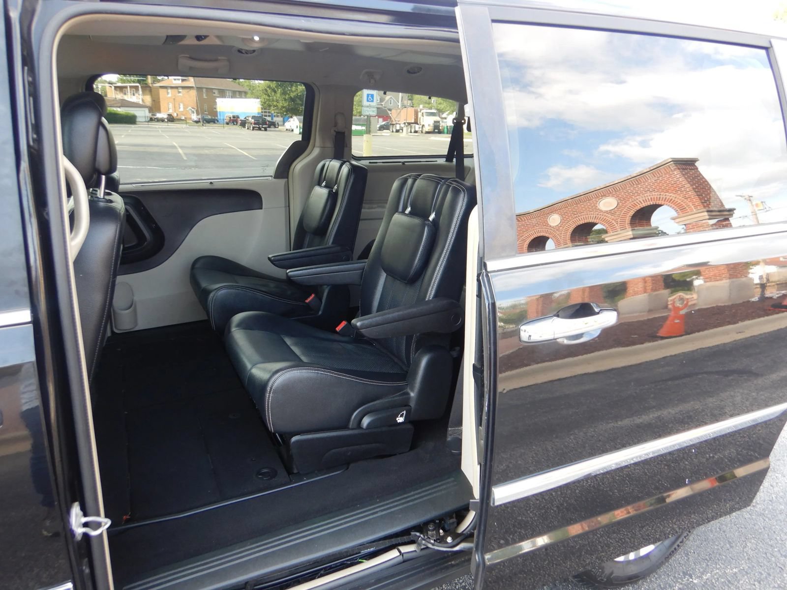 Used 2015 Chrysler Town & Country Touring-L w/ Driver Convenience Group FWD image 15