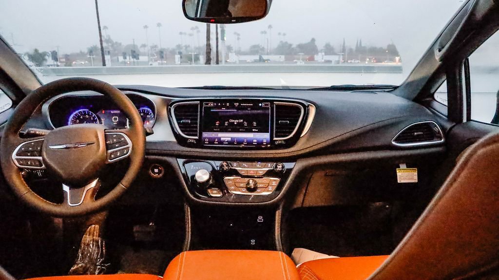 New 2026 Chrysler Pacifica Pinnacle w/ Trailer Tow Group image 15