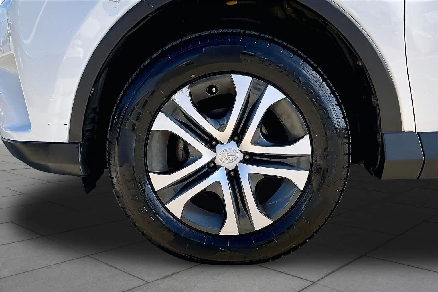 Used 2018 Toyota RAV4 LE FWD image 11