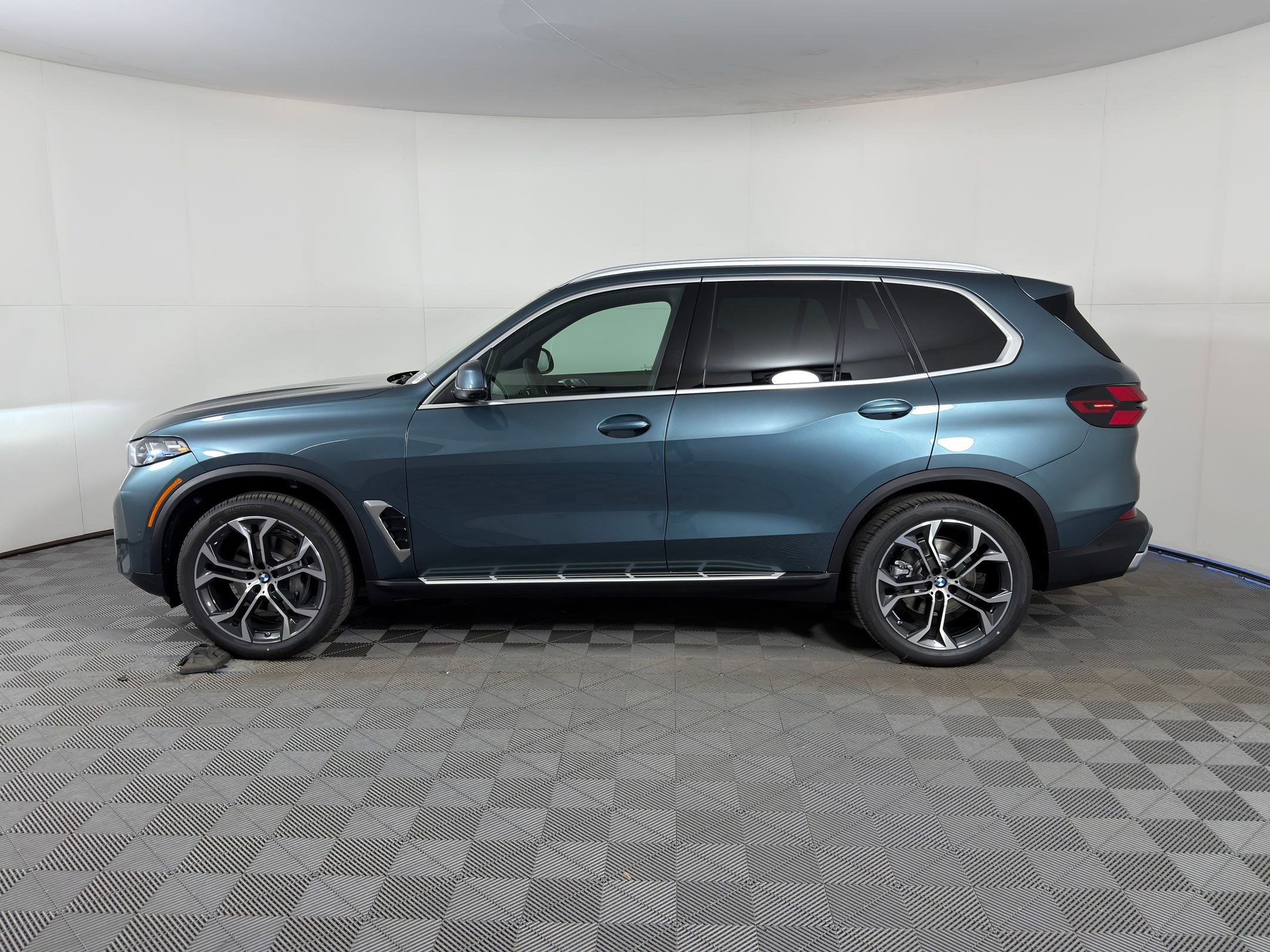 New 2026 BMW X5 sDrive40i image 2