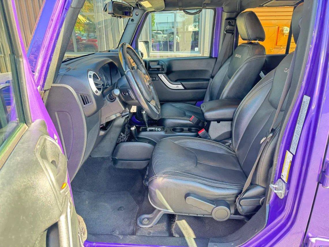 Used 2018 Jeep Wrangler Unlimited Sahara w/ Dual Top Group AWD/4WD image 12