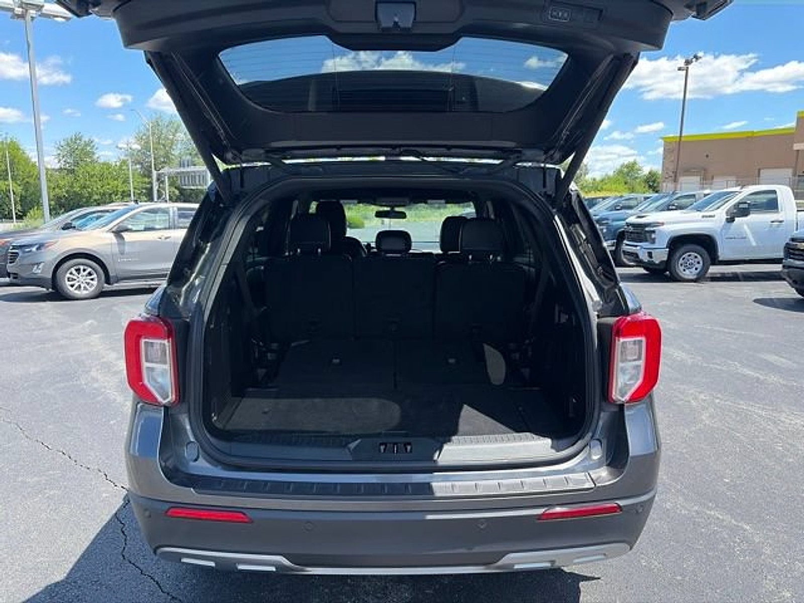 Used 2020 Ford Explorer XLT w/ Equipment Group 202A AWD/4WD image 11