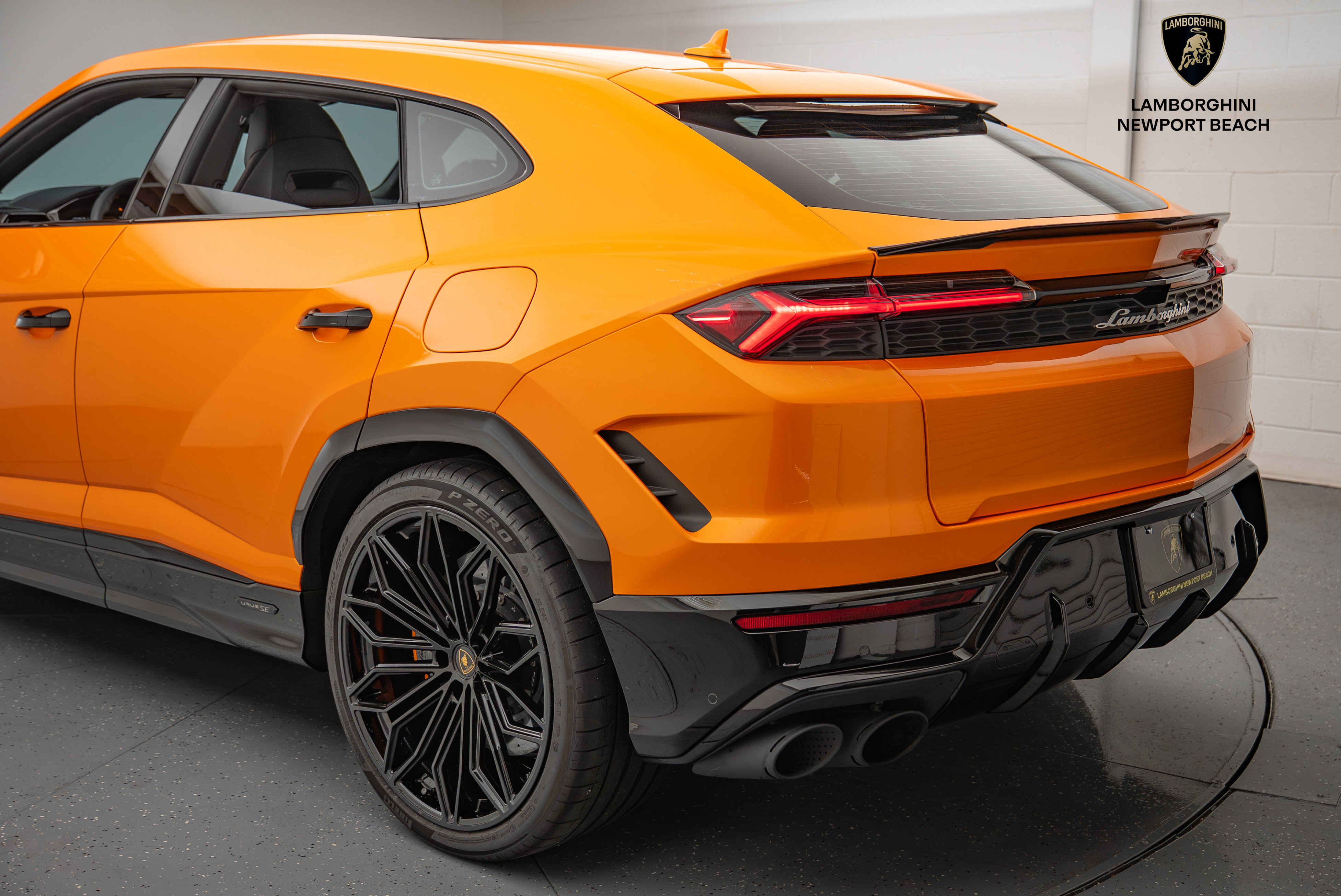 Used 2025 Lamborghini Urus SE AWD/4WD image 15