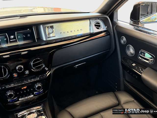 Used 2022 Rolls-Royce Phantom Sedan RWD image 17