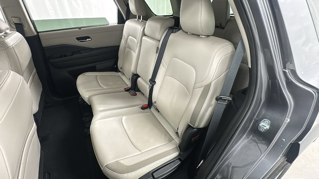 Used 2025 Nissan Pathfinder SL image 13