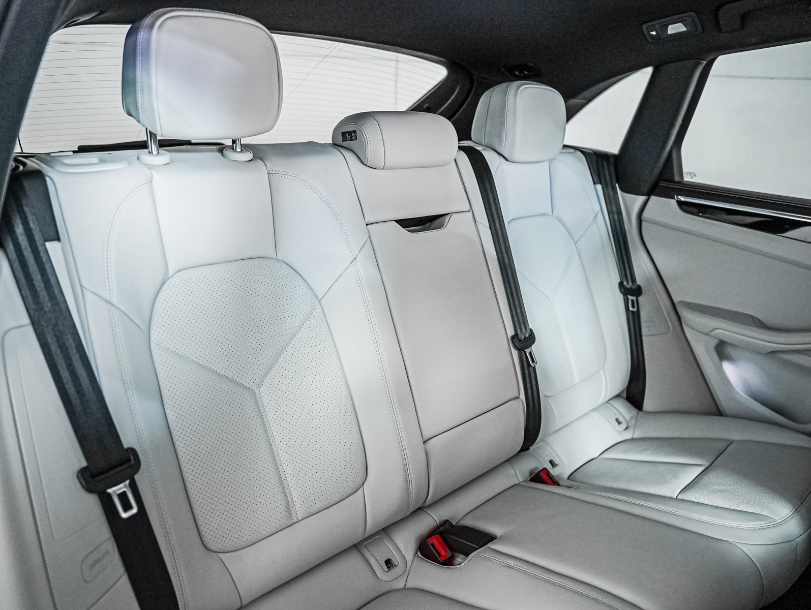 Certified 2025 Porsche Macan image 6