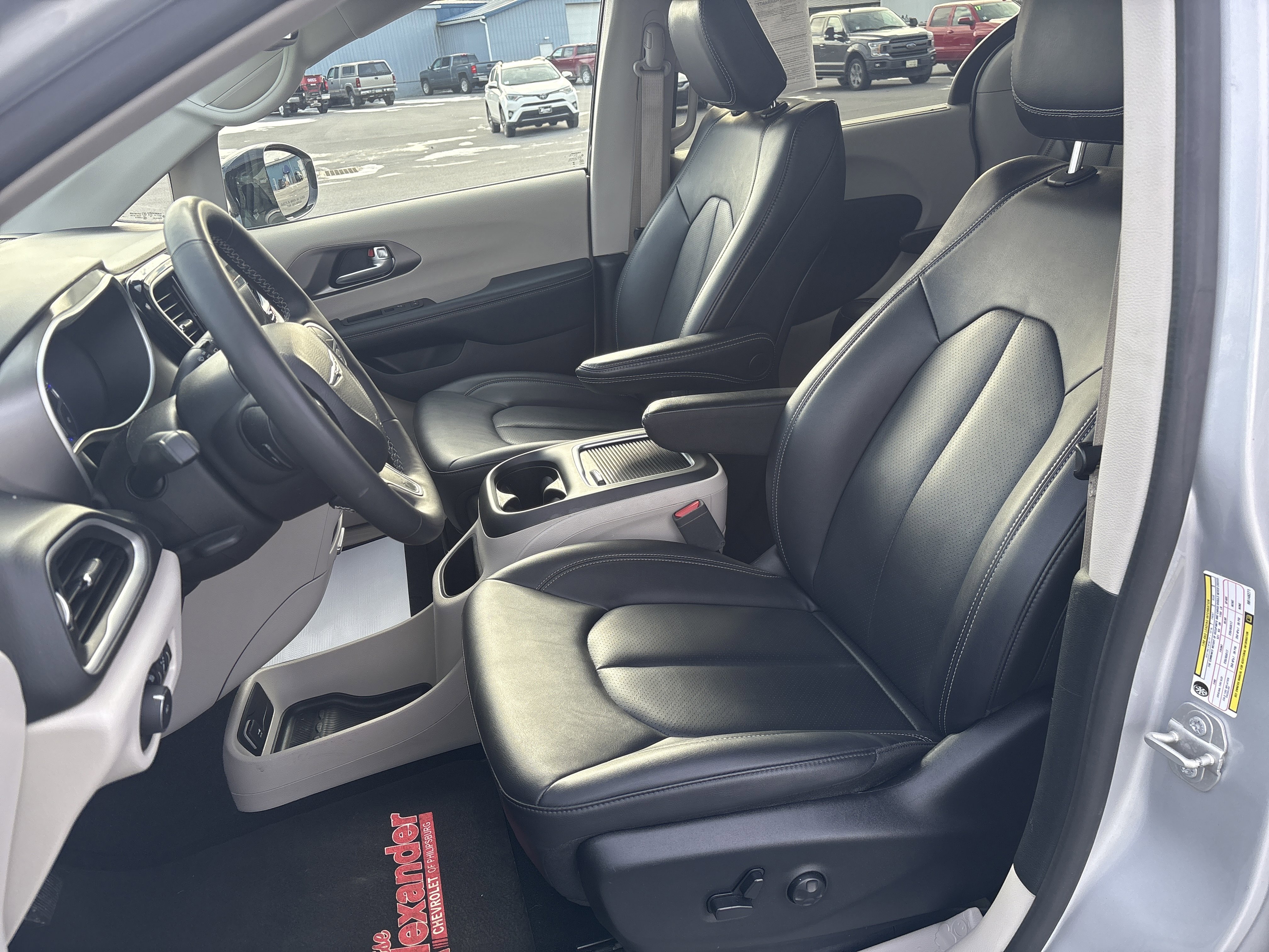 Used 2024 Chrysler Pacifica Touring-L image 12