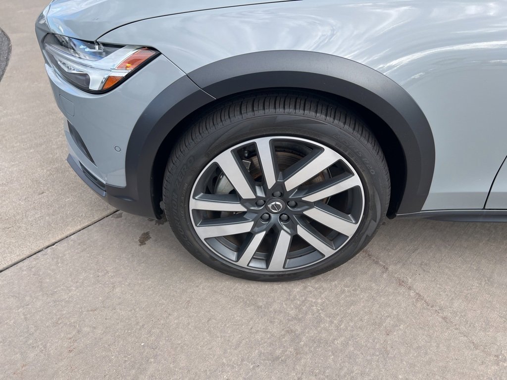 Certified 2025 Volvo V90 B6 Cross Country Plus image 9