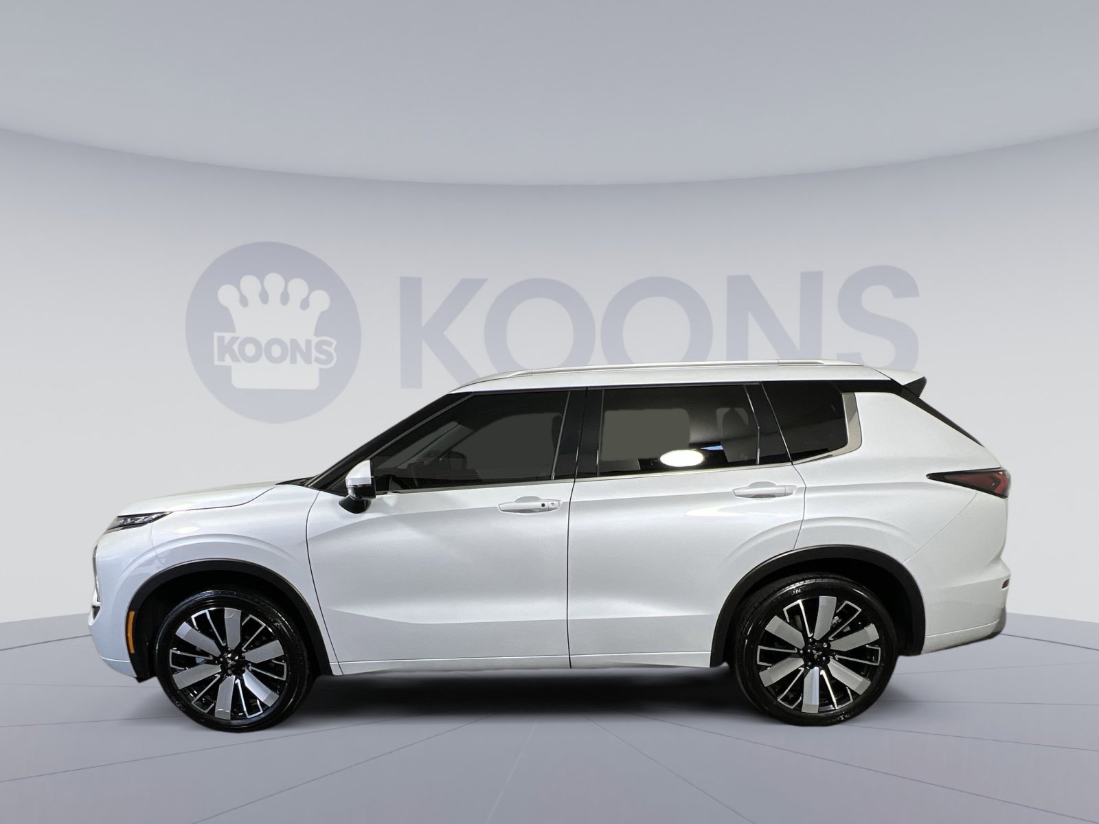 Used 2025 Mitsubishi Outlander SEL image 2