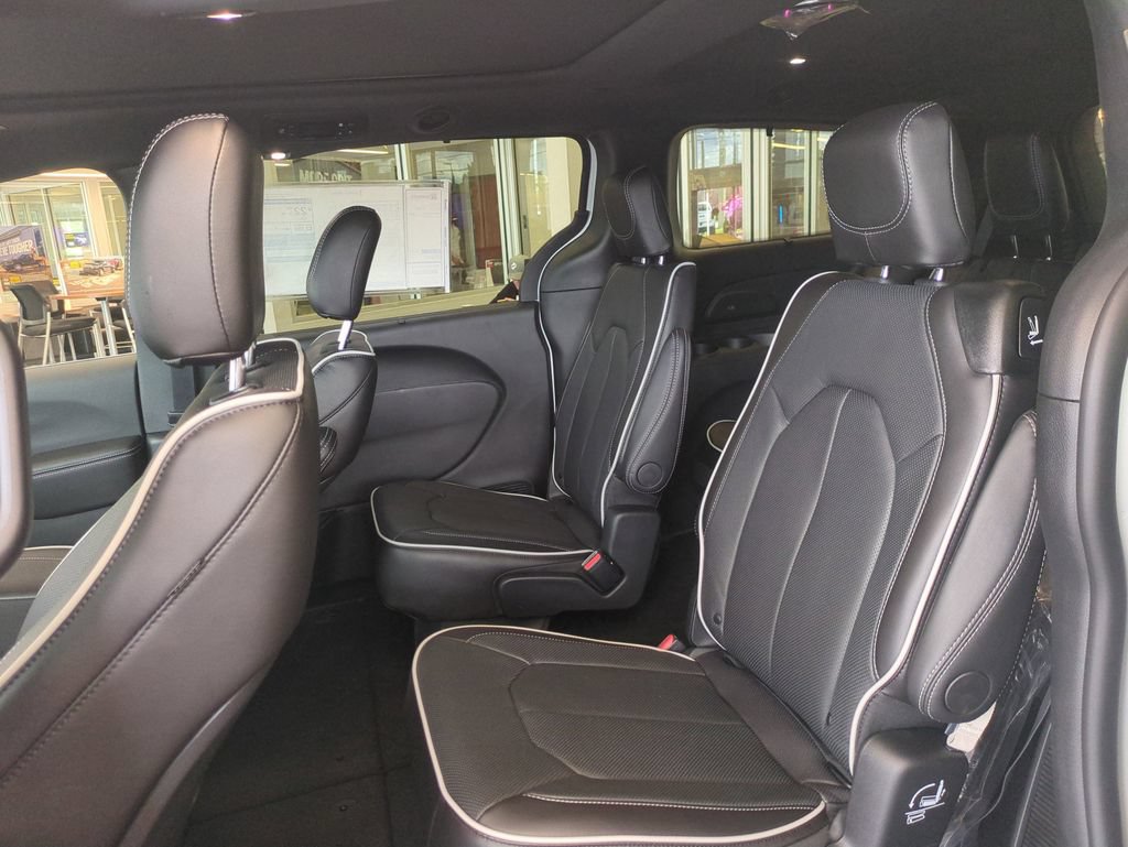 New 2027 Chrysler Pacifica Limited FWD image 13