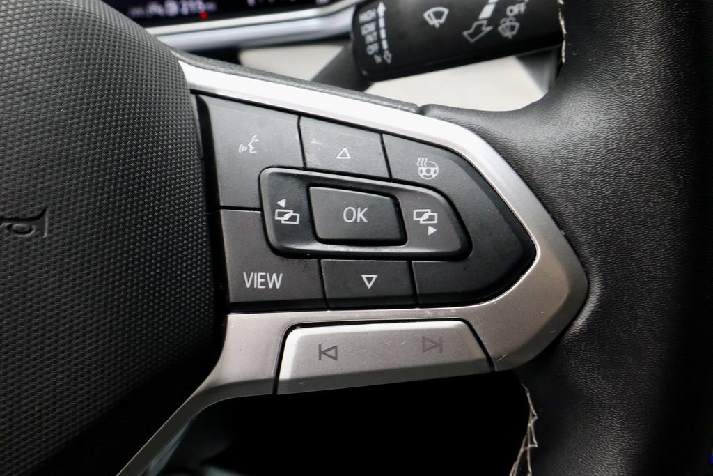 Used 2025 Volkswagen Taos SE image 29