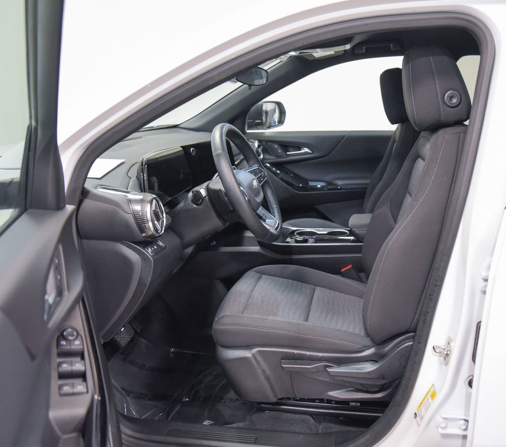 Used 2026 Chevrolet Equinox LT image 2