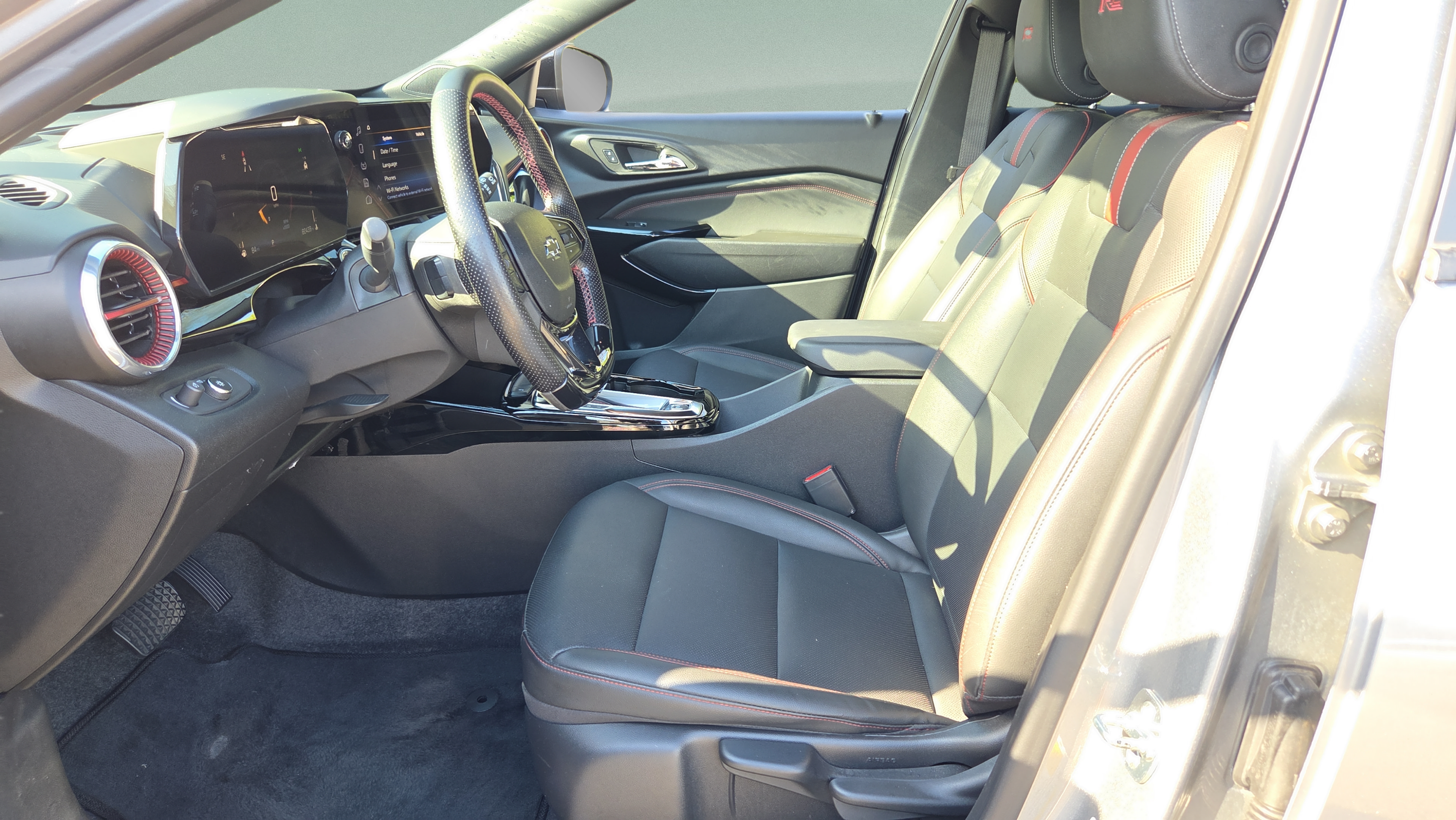 Used 2025 Chevrolet Trax RS FWD image 9