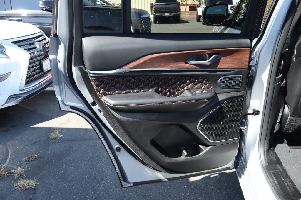 Used 2025 Jeep Grand Cherokee Summit w/ Obsidian Package AWD/4WD image 30