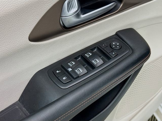 Used 2018 Chrysler Pacifica Touring-L Plus w/ Tire & Wheel Group image 18