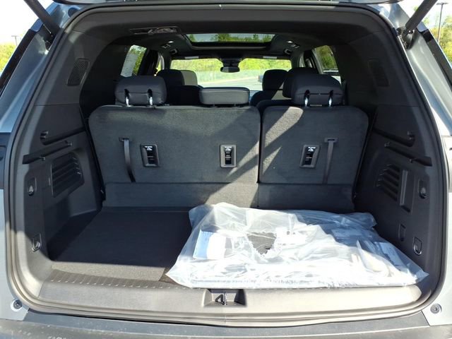 New 2026 Chevrolet Traverse LT w/ Sun and Wheel Package FWD image 12