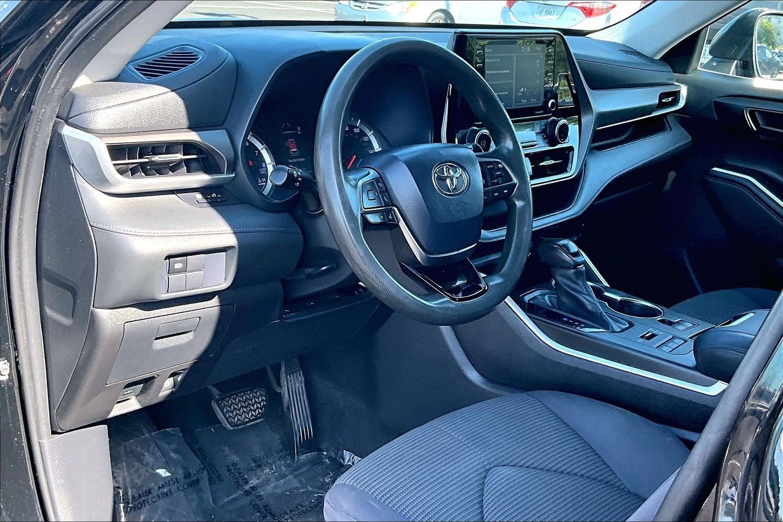 Used 2021 Toyota Highlander L AWD/4WD image 12