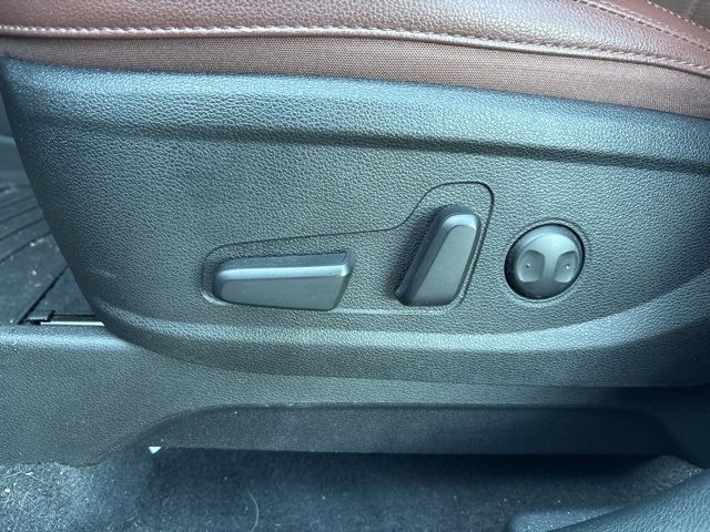 Used 2024 Kia Telluride EX w/ EX Captain's Chair Package image 7