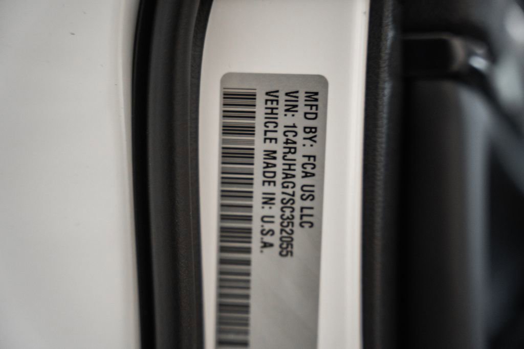 New 2025 Jeep Grand Cherokee Laredo X w/ Luxury Tech Group I image 39